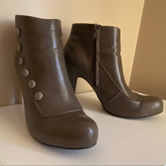Fioni olive green button detail bootie - Picture 2 of 16